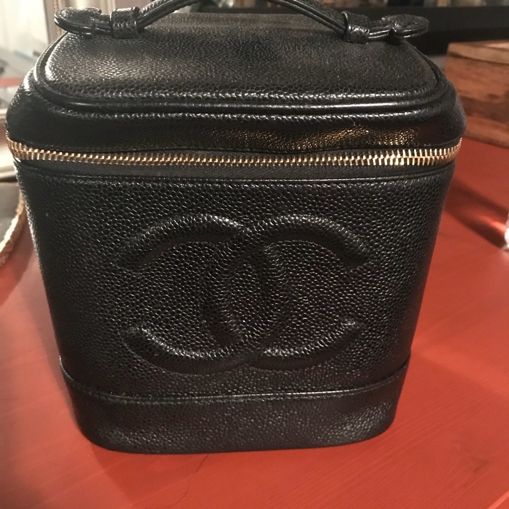 CHANEL MAKEUP BAG | VINTAGE FROM TRADESY